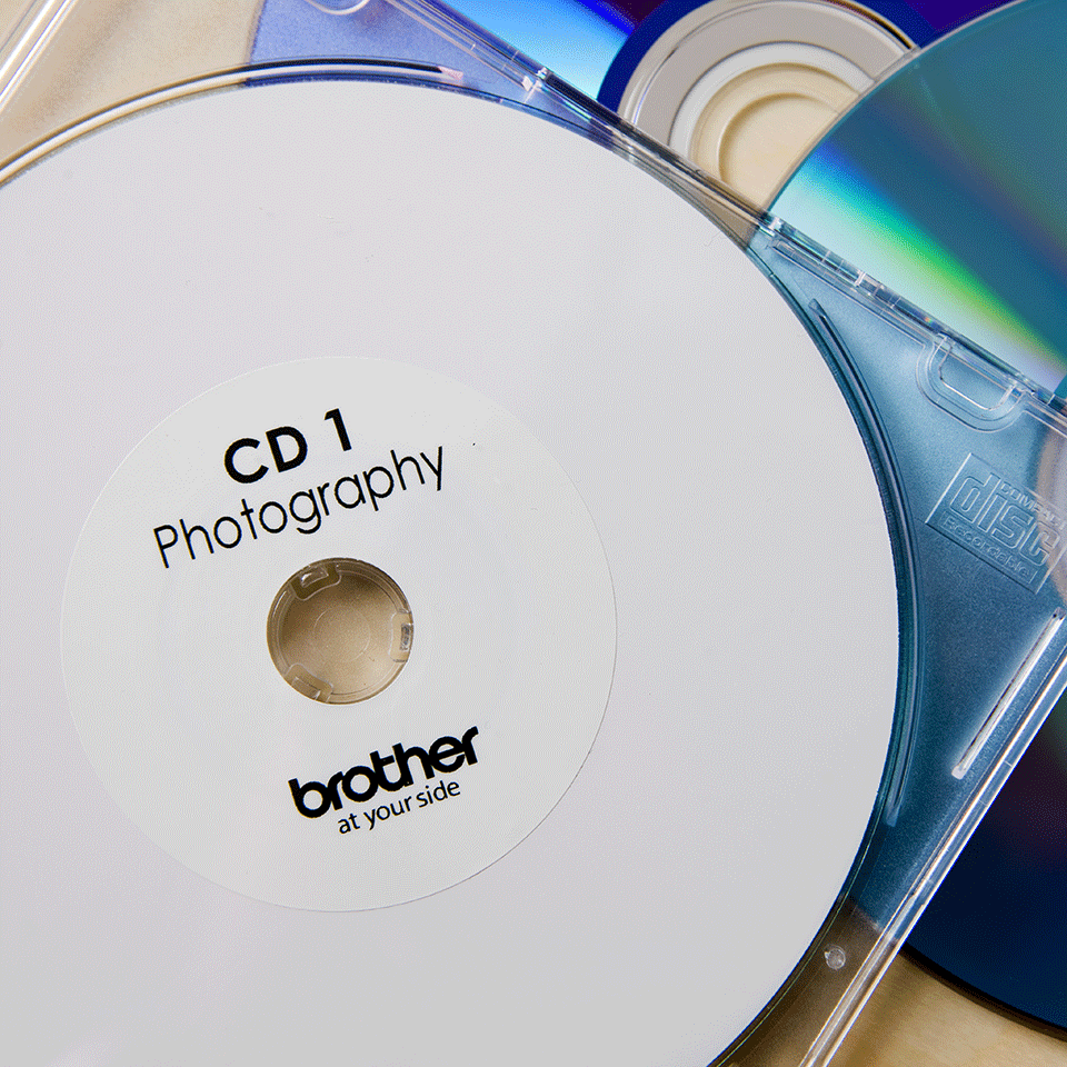 Originalus Brother DK-11207 CD/DVD plėvele dengtų etikečių ritinėlis – juodos raidės baltame fone, 58 mm skersmens 3